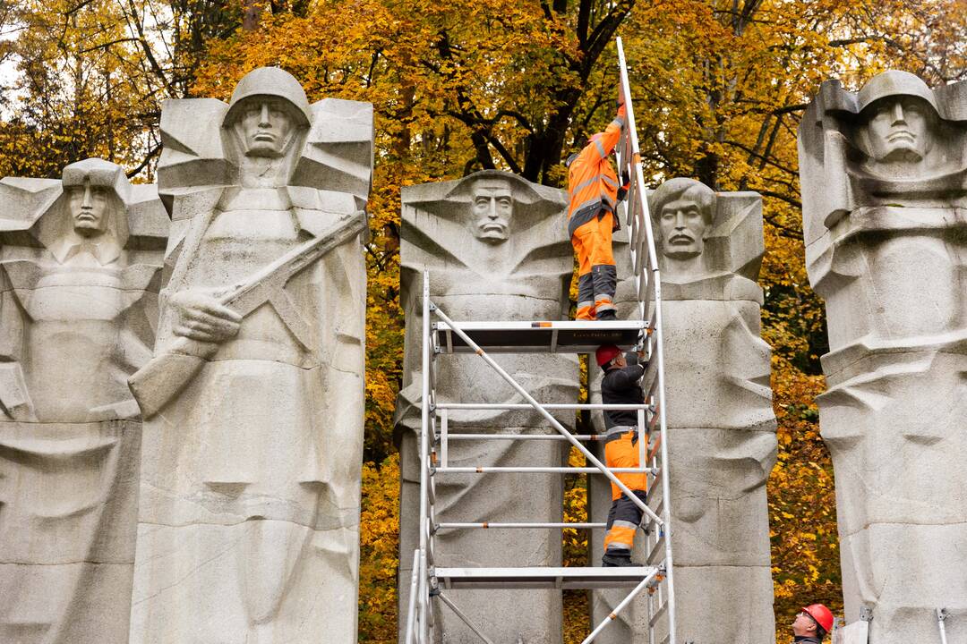 Antakalnio kapinėse uždengiami paminklai sovietų kariams