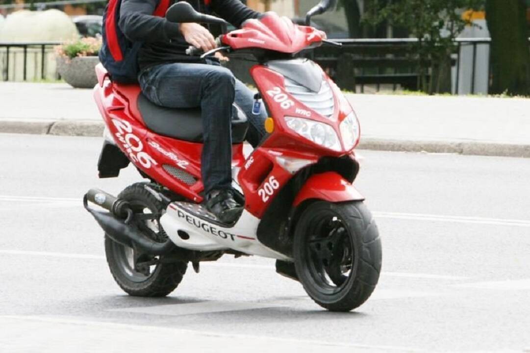 Šalčininkų rajone nuo neregistruoto motorolerio nukrito neblaivus vyras