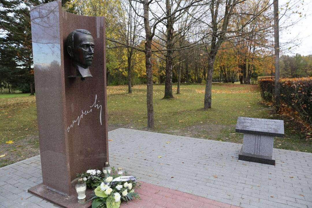 Išpildė: kaip signataras ir pageidavo, ant paminklo iškalti maldos žodžiai.