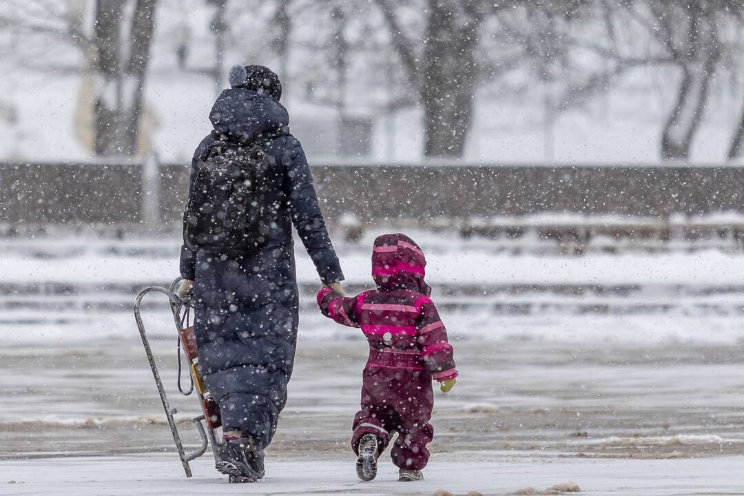 Naktį eismo sąlygas sunkins snygis, pūga, plikledis ir stiprus vėjas