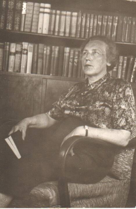 Akimirka: I.Simonaitytė sėdi prie aukuro-paminklinio akmens. Rambyno kalnas. 1936 m.