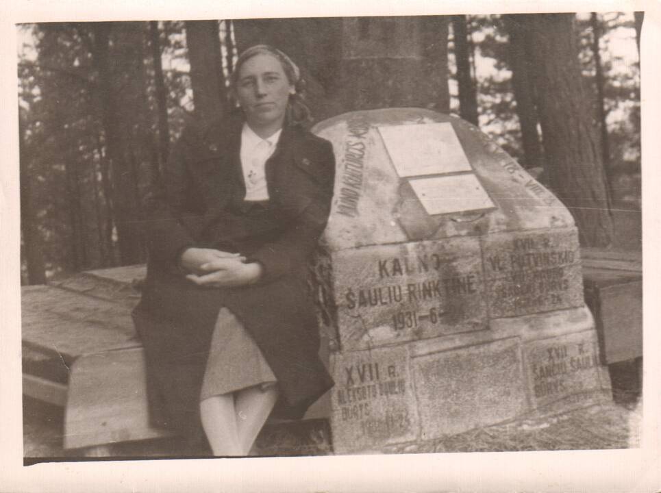 Akimirka: I.Simonaitytė sėdi prie aukuro-paminklinio akmens. Rambyno kalnas. 1936 m.