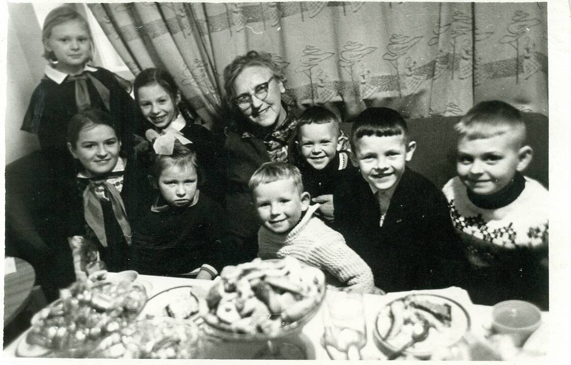 Akimirka: I.Simonaitytė sėdi prie aukuro-paminklinio akmens. Rambyno kalnas. 1936 m.