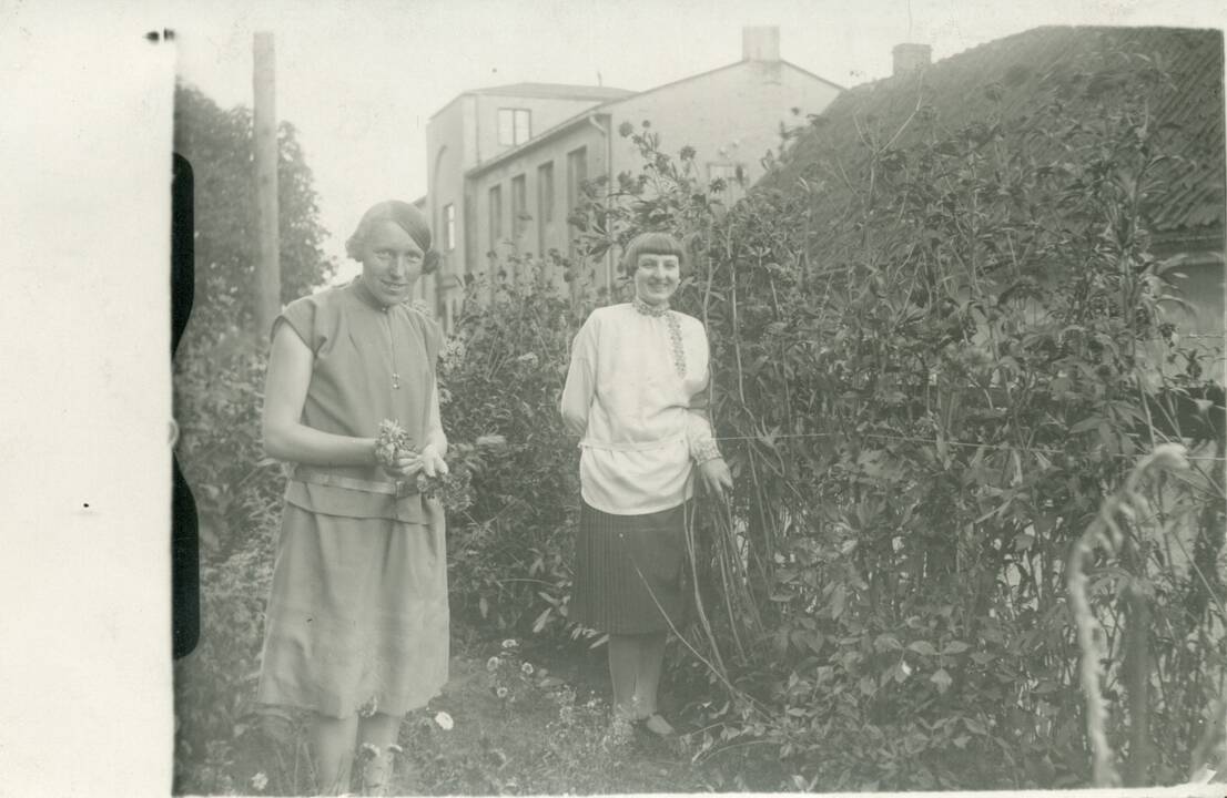 Akimirka: I.Simonaitytė sėdi prie aukuro-paminklinio akmens. Rambyno kalnas. 1936 m.