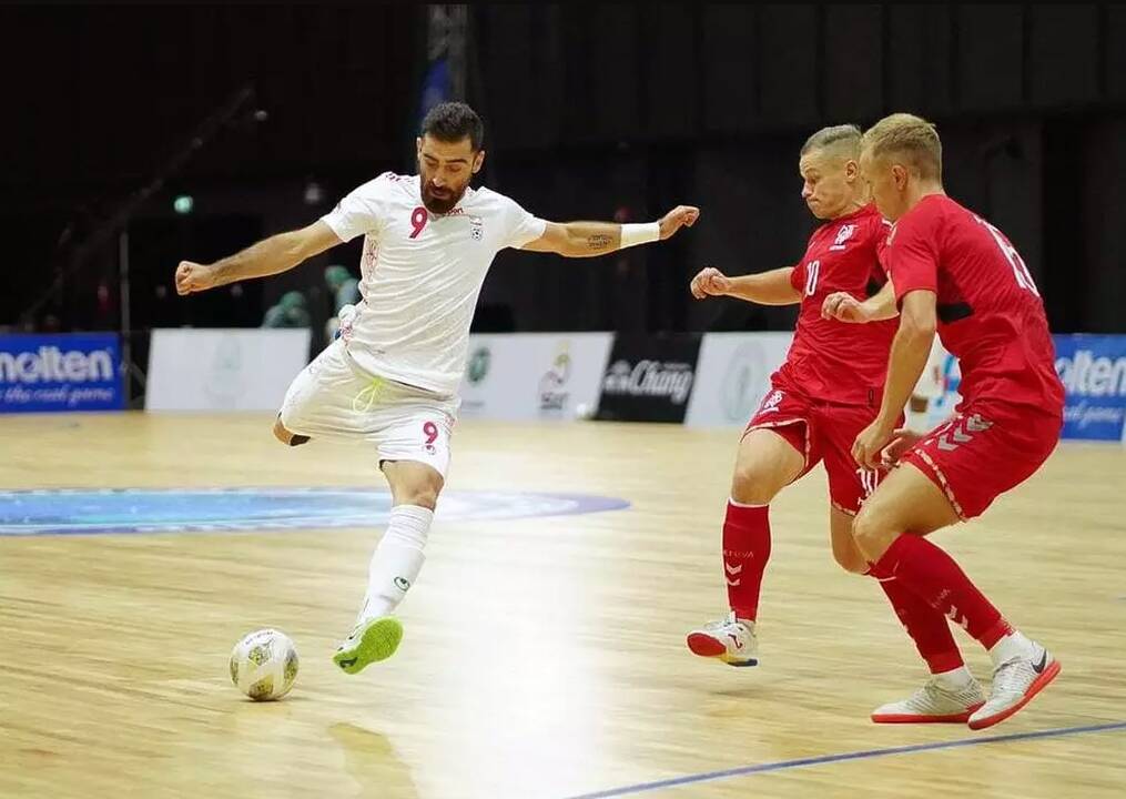 Dvikova: su Irano salės futbolininkais lietuviai (raudonos spalvos apranga) buvo susitikę Kontinentinės taurės turnyre Tailande, mūsiškiai pralaimėjo 0:5.