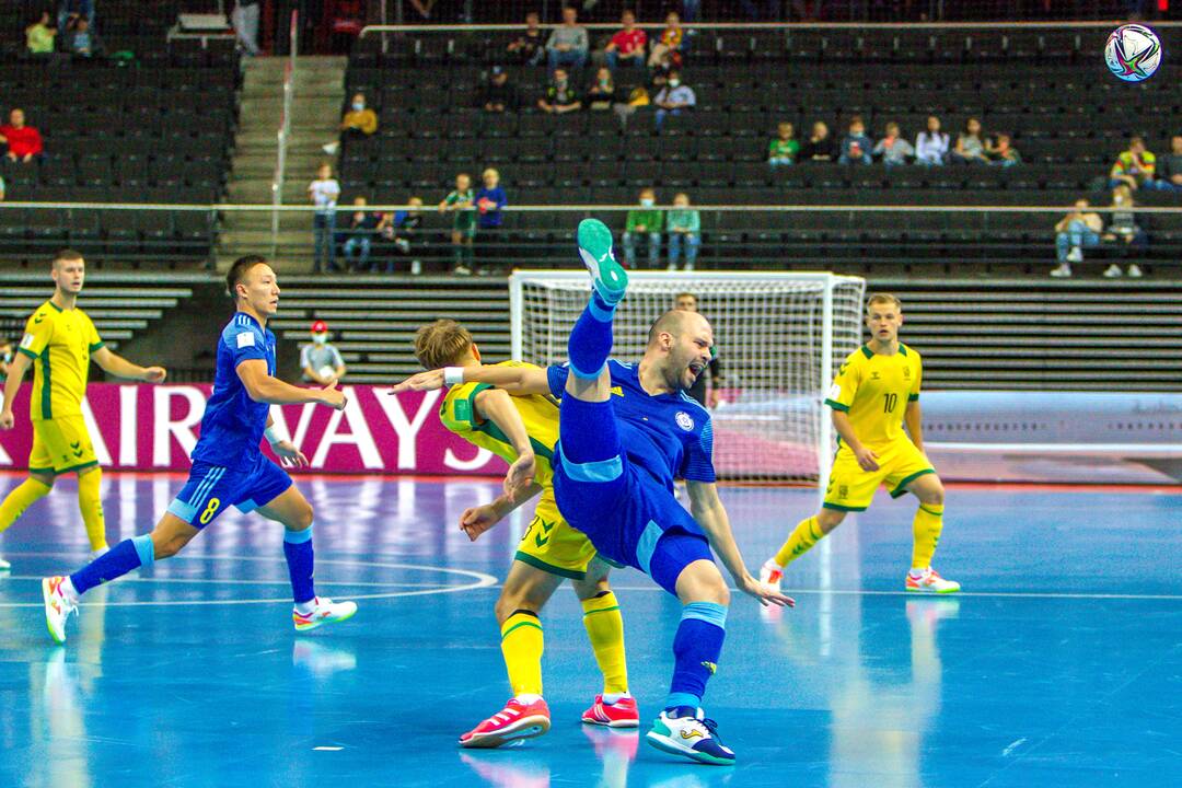 Varžovai: braziliška Kazachstano salės futbolo rinktinė (mėlynos spalvos apranga) 3:0 įveikė Lietuvos komandą.