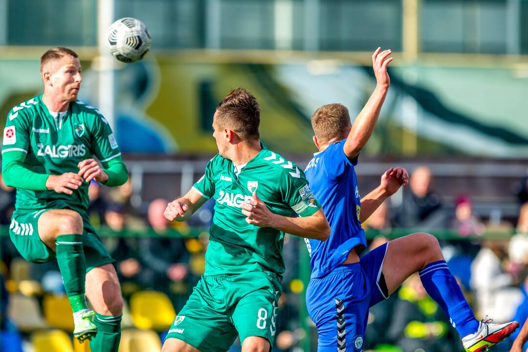 Derbis: "Kauno Žalgirio" futbolininkai (žalios spalvos apranga) šį A lygos sezoną tris kartus įveikė Kauno rajono "Hegelmann Litauen" ekipą.
