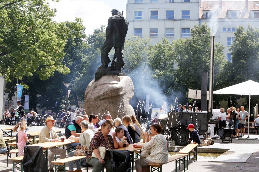 Panašumai: lyginant šių ir praėjusių metų Jūros šventės mugės kainas, šiemet bent jau maistas kainuoja beveik lygiai tiek pat, kaip ir pernai.