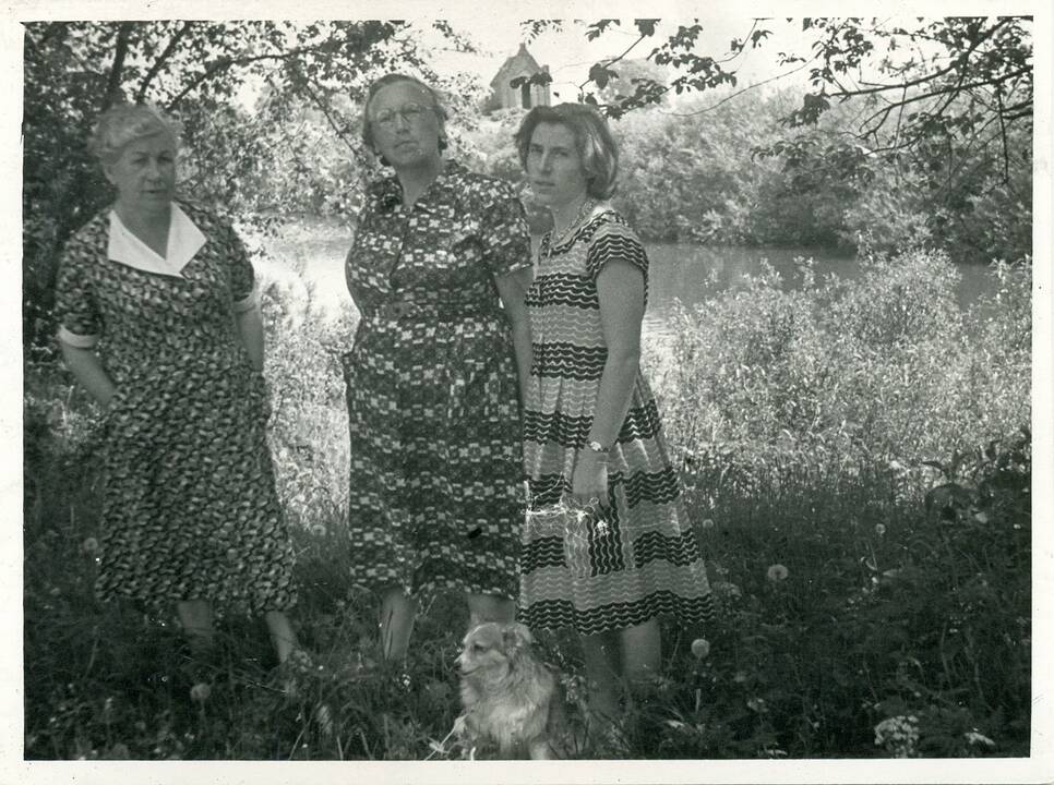 Akimirka: I.Simonaitytė sėdi prie aukuro-paminklinio akmens. Rambyno kalnas. 1936 m.