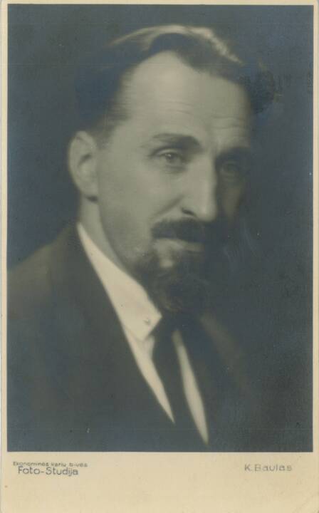 Dublis: Jonas Rytis, Meilutė ir Valensas po K.Kizinio buto langu, pabėgę iš tremties 1948 m. ir ten pat po 70 metų.