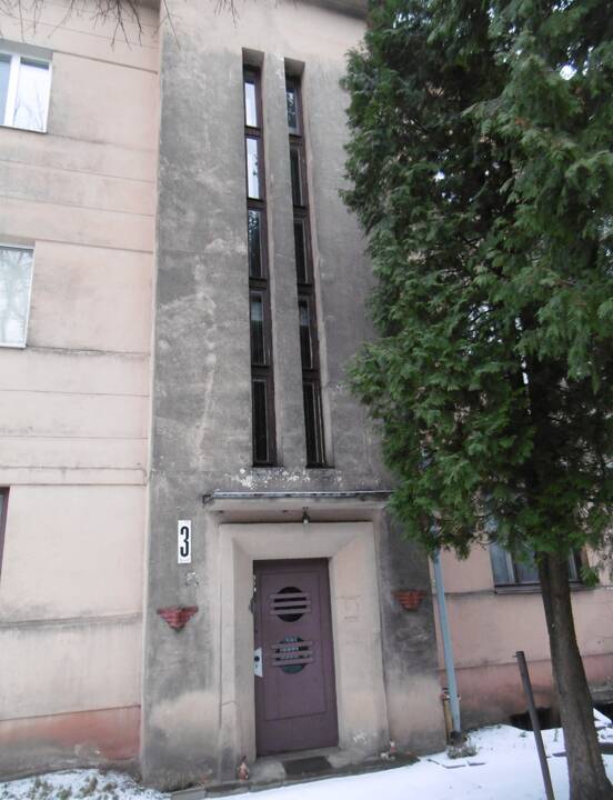 Stilius: XX a. ketvirtajame dešimtmetyje pastatytas namas Bažnyčios g. 3 išsiskiria modernistinėmis detalėmis.