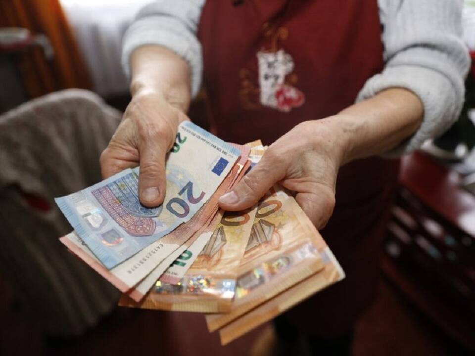 Vyras, apsimetęs pareigūnu, iš senyvo amžiaus moters išviliojo nemenką pinigų sumą