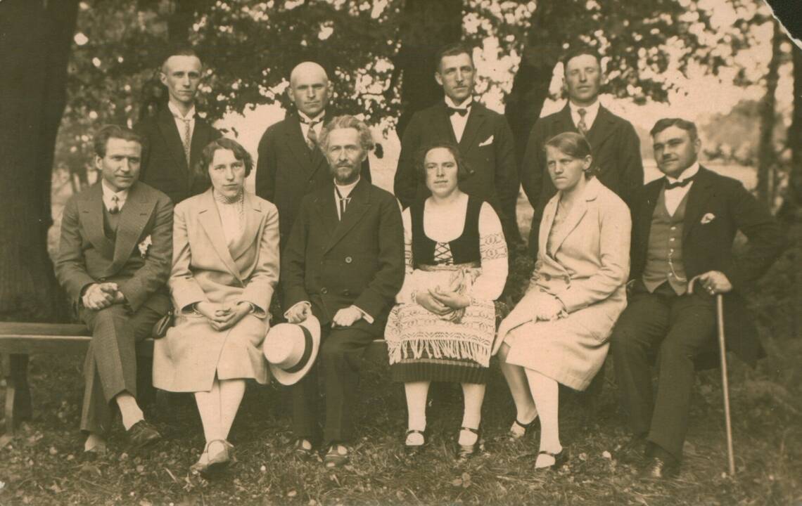 Akimirka: I.Simonaitytė sėdi prie aukuro-paminklinio akmens. Rambyno kalnas. 1936 m.