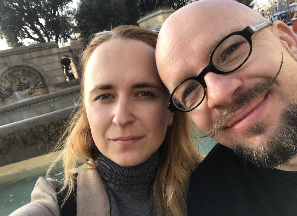 Autoironiškai: "Mano ne tik ūsai prasilenkia su laiku, bet ir apvalūs akiniai, vintažiniai švarkai. Turiu prisipirkęs senų frakų, siūtų XX a. pradžioje."