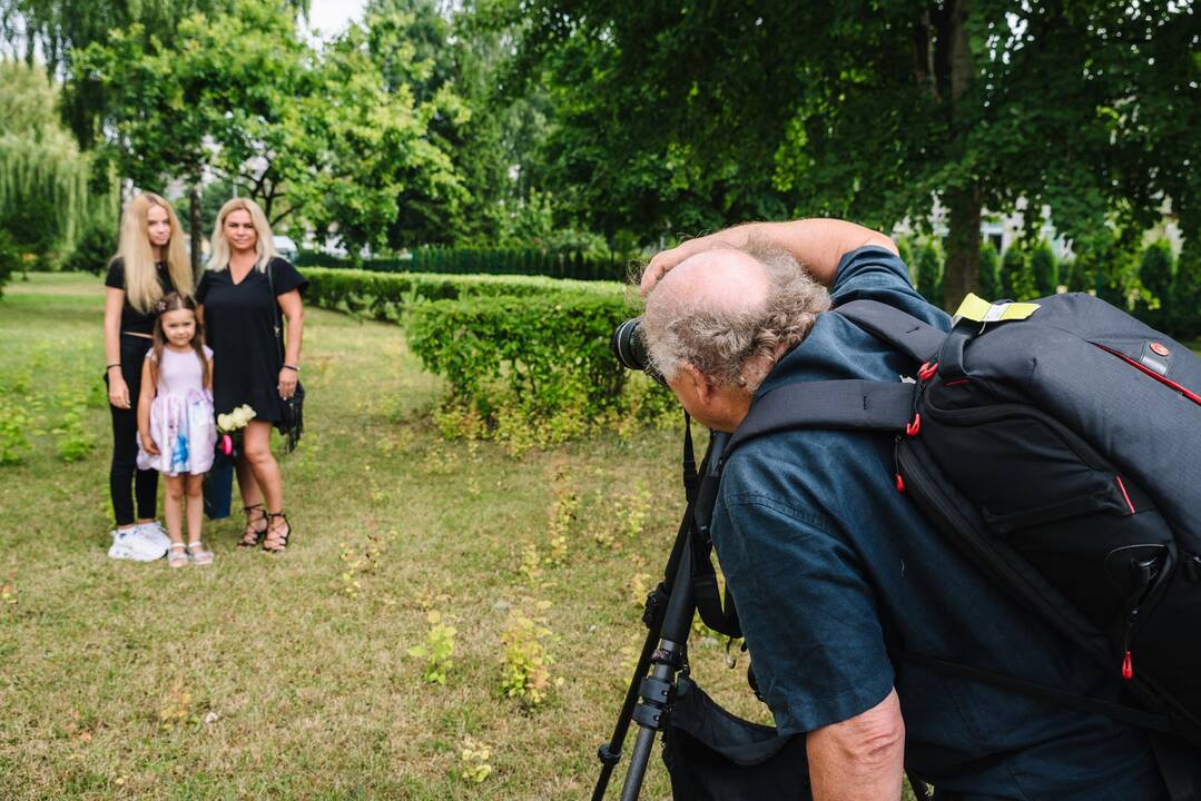 Tema: sugrįžęs į Kauną T. Girard’as fiksavo per dešimtmetį neišvengiamai pasikeitusį miestą ir miestiečius.