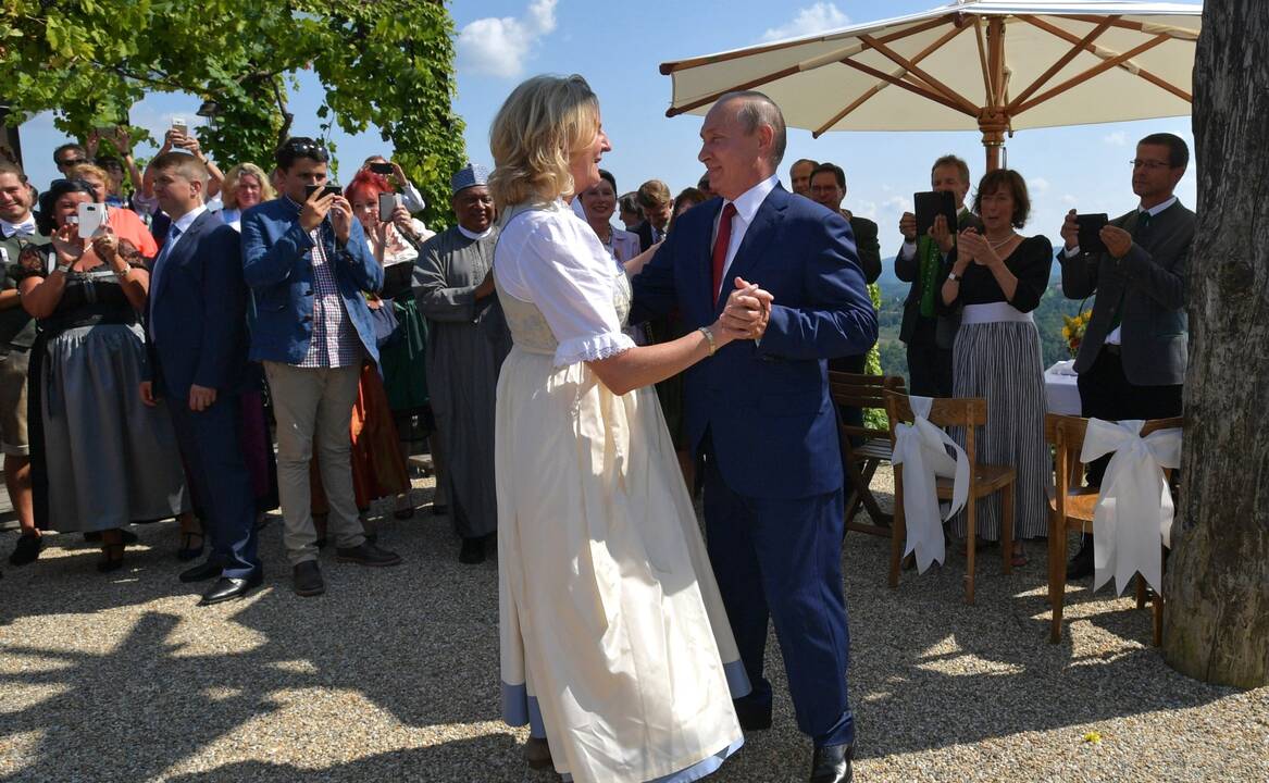 Ryšiai: F.Fillonas Rusijos prezidentą vadina ilgamečiu draugu.