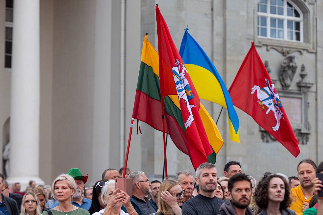 Tautiškos giesmės giedojimas Vilniaus Katedros aikštėje