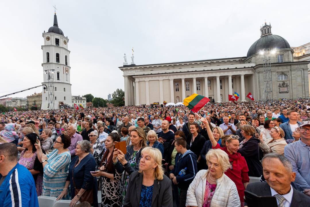 Tautiškos giesmės giedojimas Vilniaus Katedros aikštėje