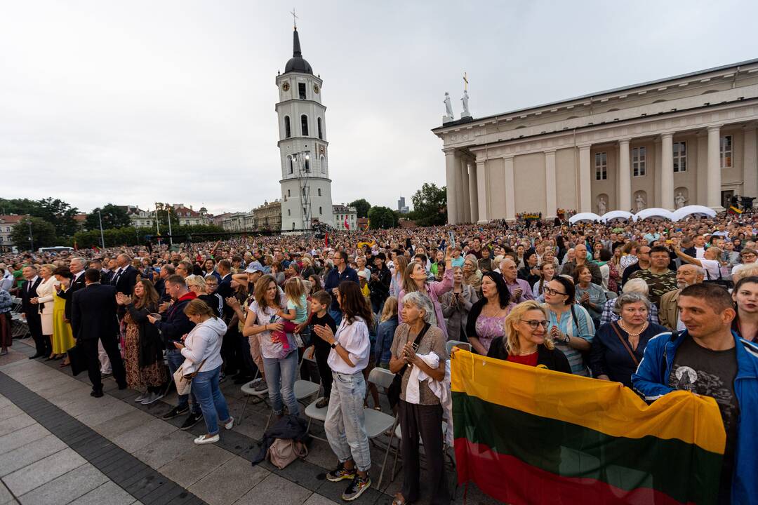 Tautiškos giesmės giedojimas Vilniaus Katedros aikštėje