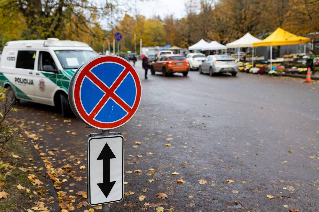  Visų Šventųjų diena prie Rokantiškių ir Karveliškių kapinių