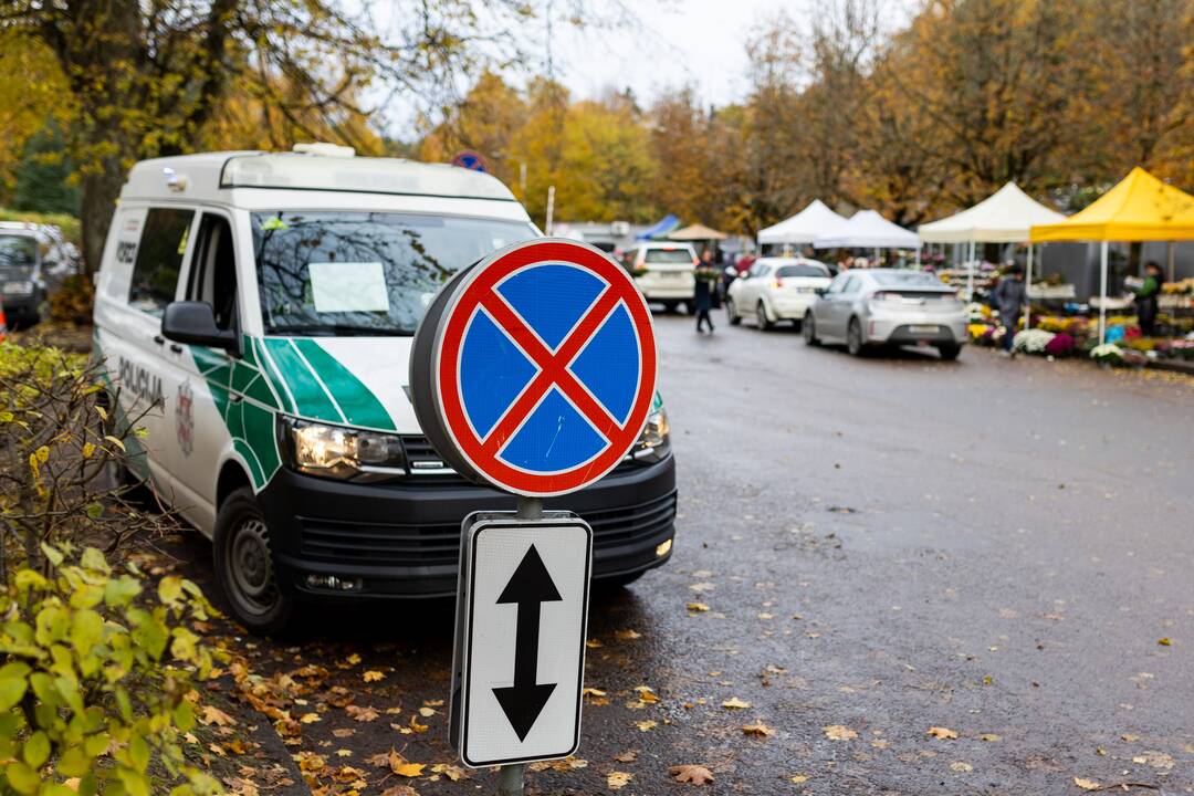  Visų Šventųjų diena prie Rokantiškių ir Karveliškių kapinių