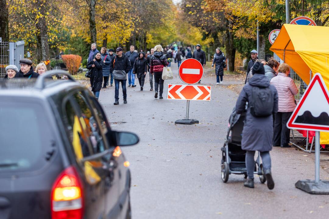  Visų Šventųjų diena prie Rokantiškių ir Karveliškių kapinių