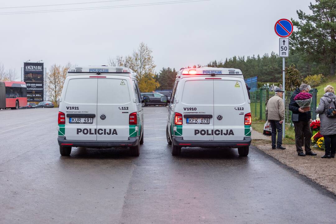  Visų Šventųjų diena prie Rokantiškių ir Karveliškių kapinių