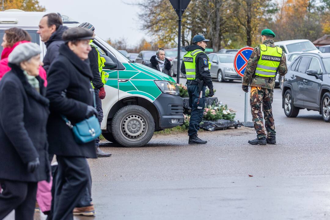  Visų Šventųjų diena prie Rokantiškių ir Karveliškių kapinių