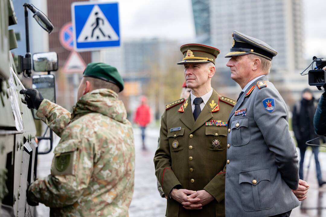 V. Rupšys ir  J.-J. von Sandrartas inspektavo pasiruošimą  Lietuvos kariuomenės dienos paradui