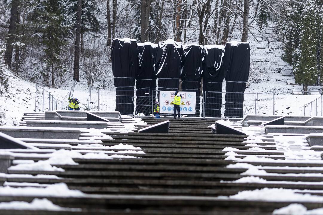  Vilniaus Antakalnio kapinėse prasidėjo stelų nukėlimo darbai