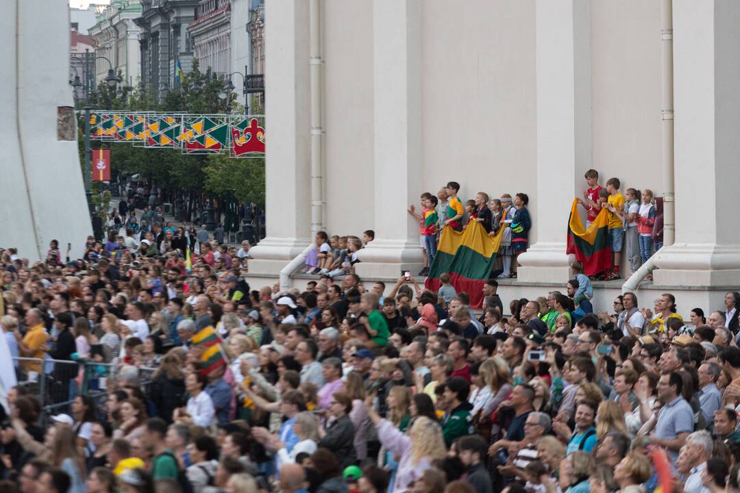 Tautiškos giesmės giedojimas Vilniaus Katedros aikštėje