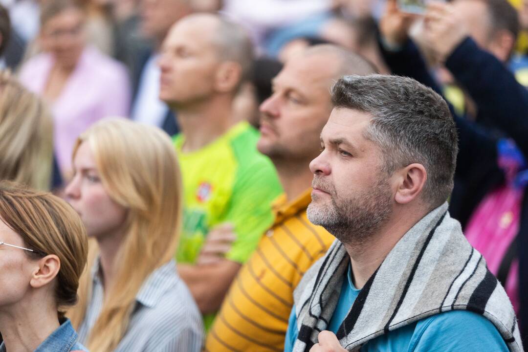 Tautiškos giesmės giedojimas Vilniaus Katedros aikštėje