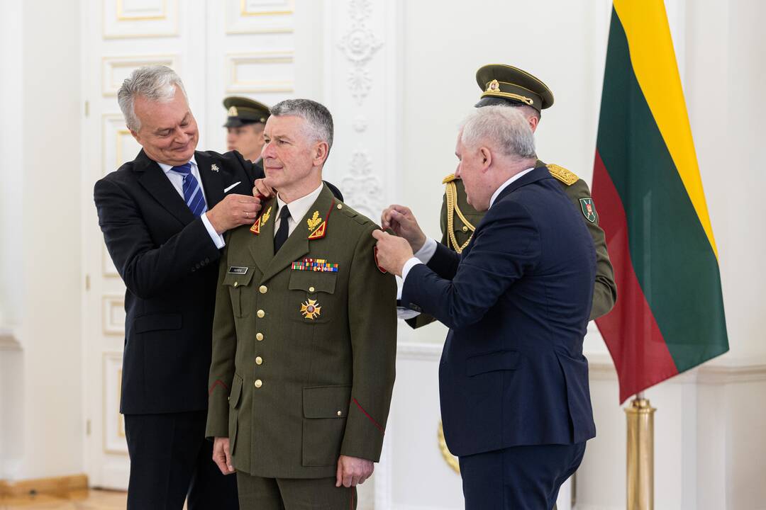 Prezidentas G. Nausėda suteikė generolo laipsnį Kariuomenės vadui V. Rupšiui. 
