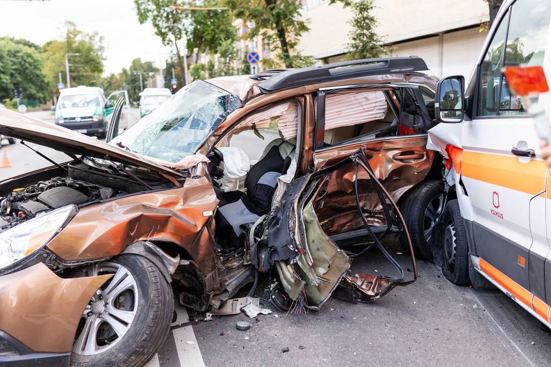  Greitosios pagalbos automobilio ir „Subaru“ avarija Antakalnyje