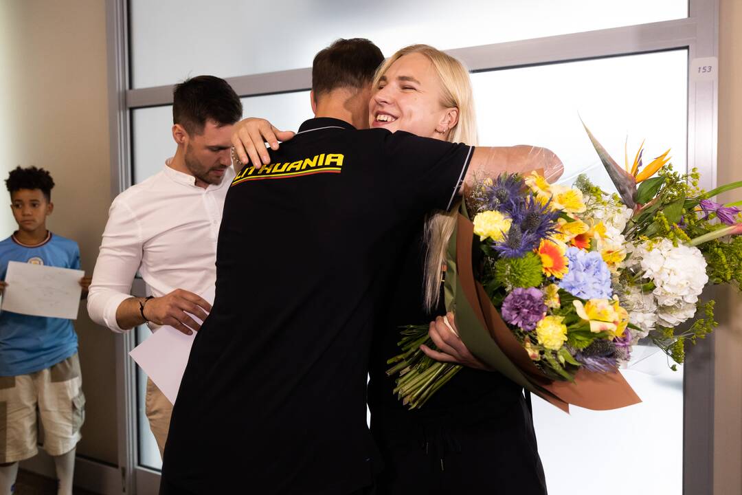 R. Meilutytės ir plaukikų komandos pasitikimas Vilniaus oro uoste