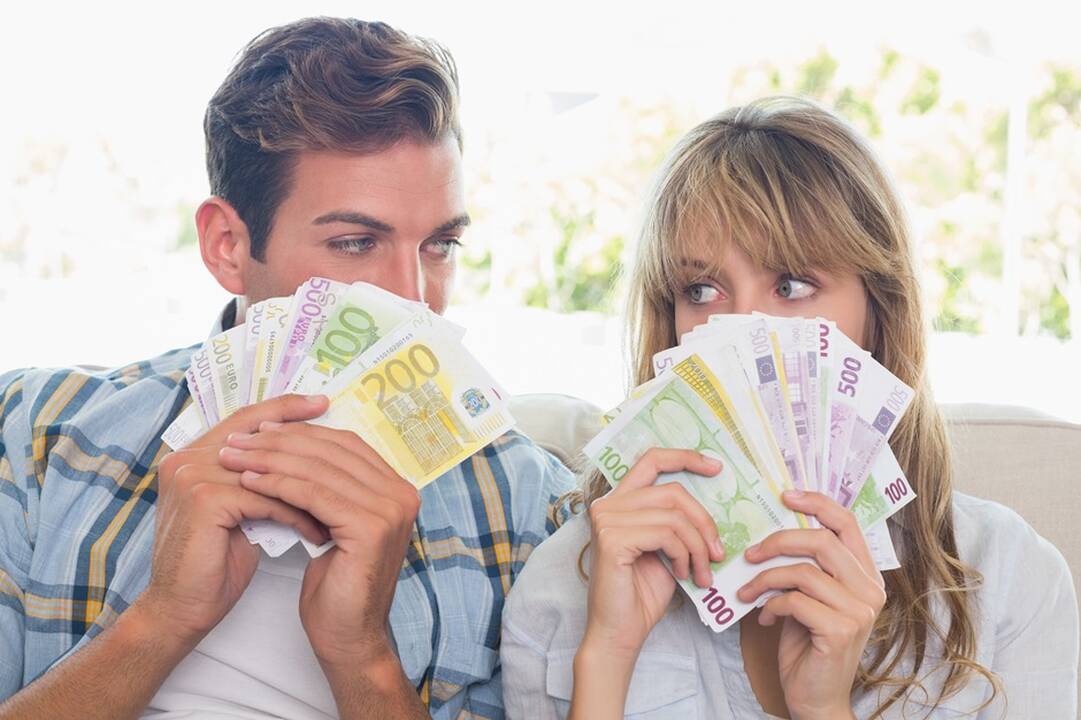 Apie tai šeimoje kalba ne visi: kodėl penktadalis lietuvių slepia pajamas nuo sutuoktinio