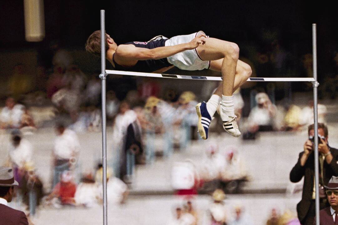 Atmintis: R. D. Fosbury prie jį įamžinusios skulptūros. 