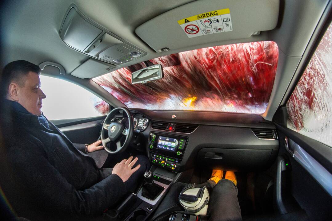 Žemyn: automobilį geriau plauti nuo viršaus į apačią, nes, atvirkščiai, purvą kelsime aukštyn ir braižysime kėbulą.