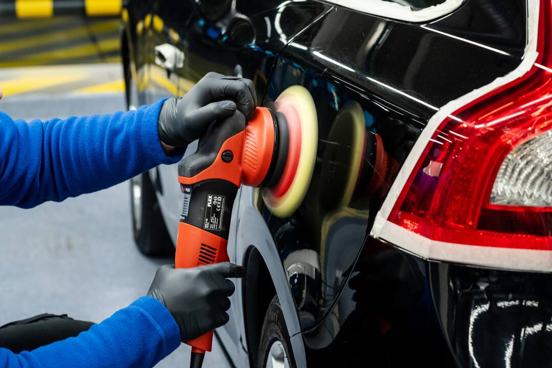 Žemyn: automobilį geriau plauti nuo viršaus į apačią, nes, atvirkščiai, purvą kelsime aukštyn ir braižysime kėbulą.