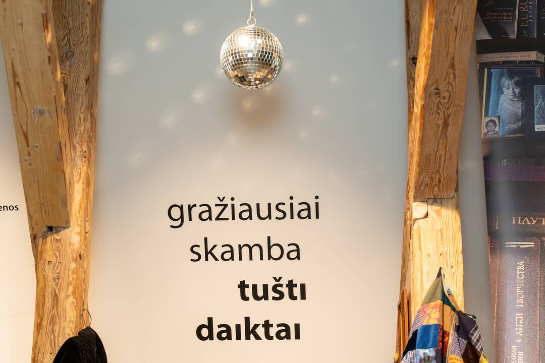 Legenda: ištraukti iš stalčių, paimti nuo lentynų, K. Navako daiktai šiandien kalba apie didį kūrėją.