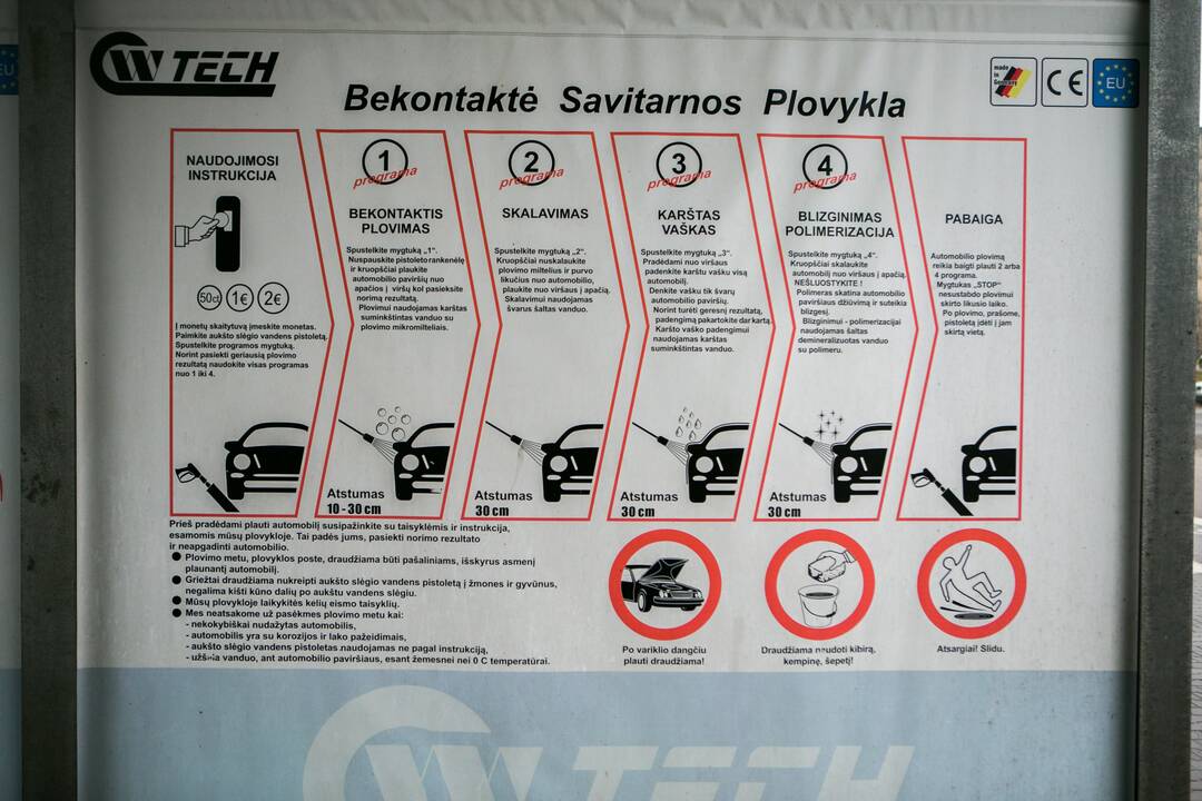 Žemyn: automobilį geriau plauti nuo viršaus į apačią, nes, atvirkščiai, purvą kelsime aukštyn ir braižysime kėbulą.
