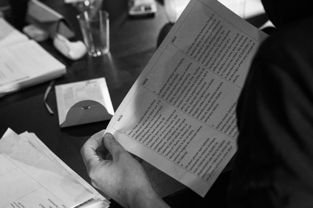 Autoriai: V.Adelus'as ir I.Adelus & Suran savąjį E.Levinui skirtą teatro projektą sukonstravo iš filosofo minčių ir tekstų.