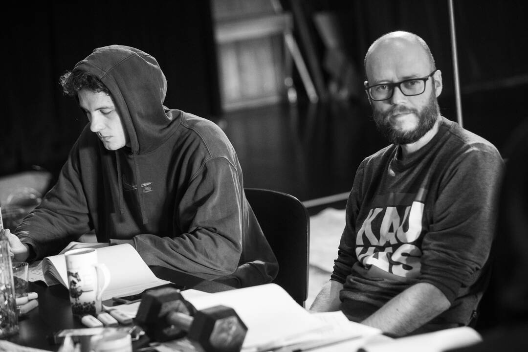 Autoriai: V.Adelus'as ir I.Adelus & Suran savąjį E.Levinui skirtą teatro projektą sukonstravo iš filosofo minčių ir tekstų.