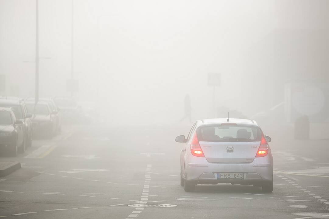 Kelininkai įspėja: eismo sąlygas sunkina rūkas