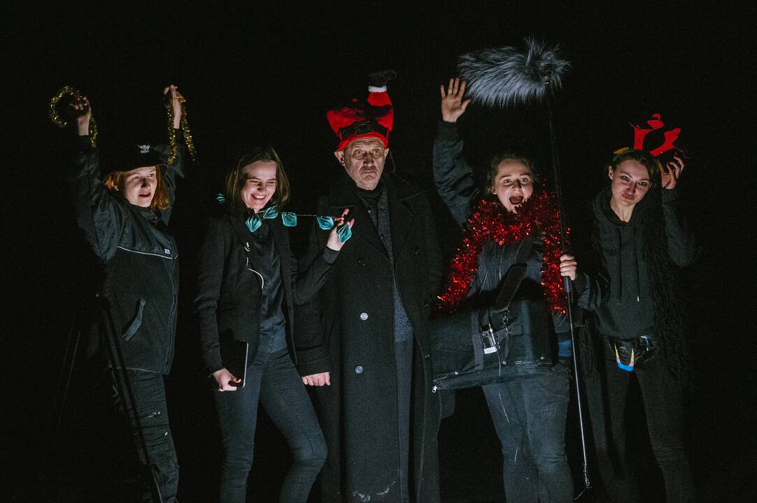 Scena iš spektaklio „Įstrigę“.