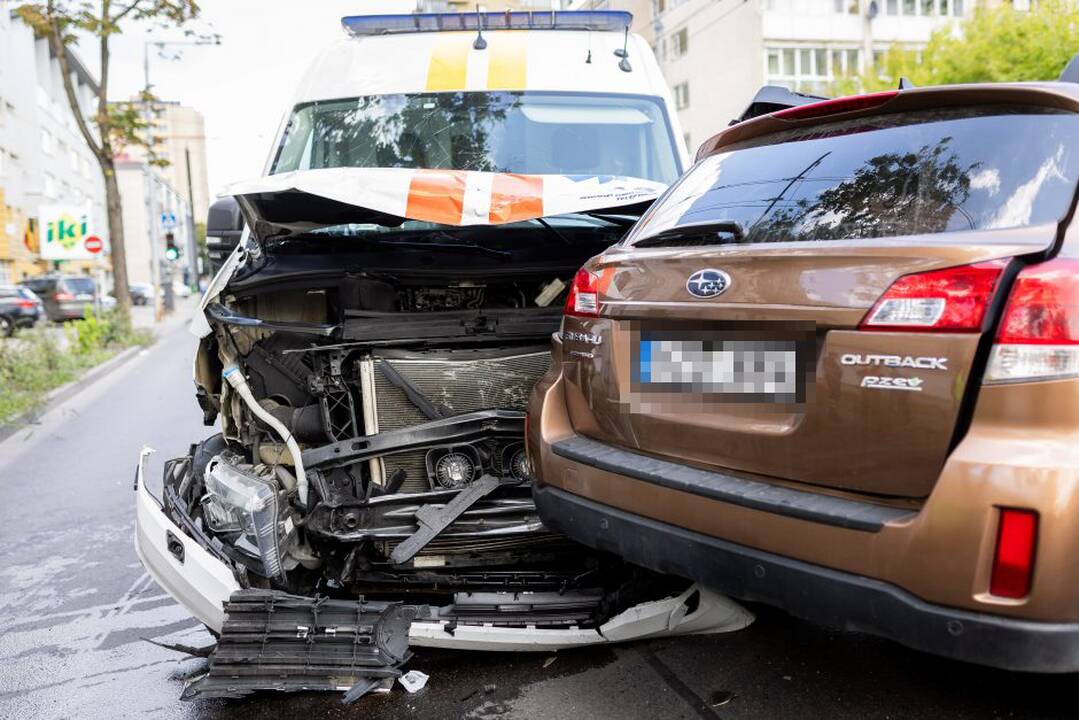  Greitosios pagalbos automobilio ir „Subaru“ avarija Antakalnyje