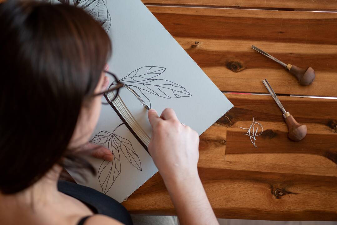 Specifika: raižymas, anot A. Rasymienės, yra kruopštumo reikalaujantis, tačiau labai meditacinis, džiaugsmo suteikiantis užsiėmimas.