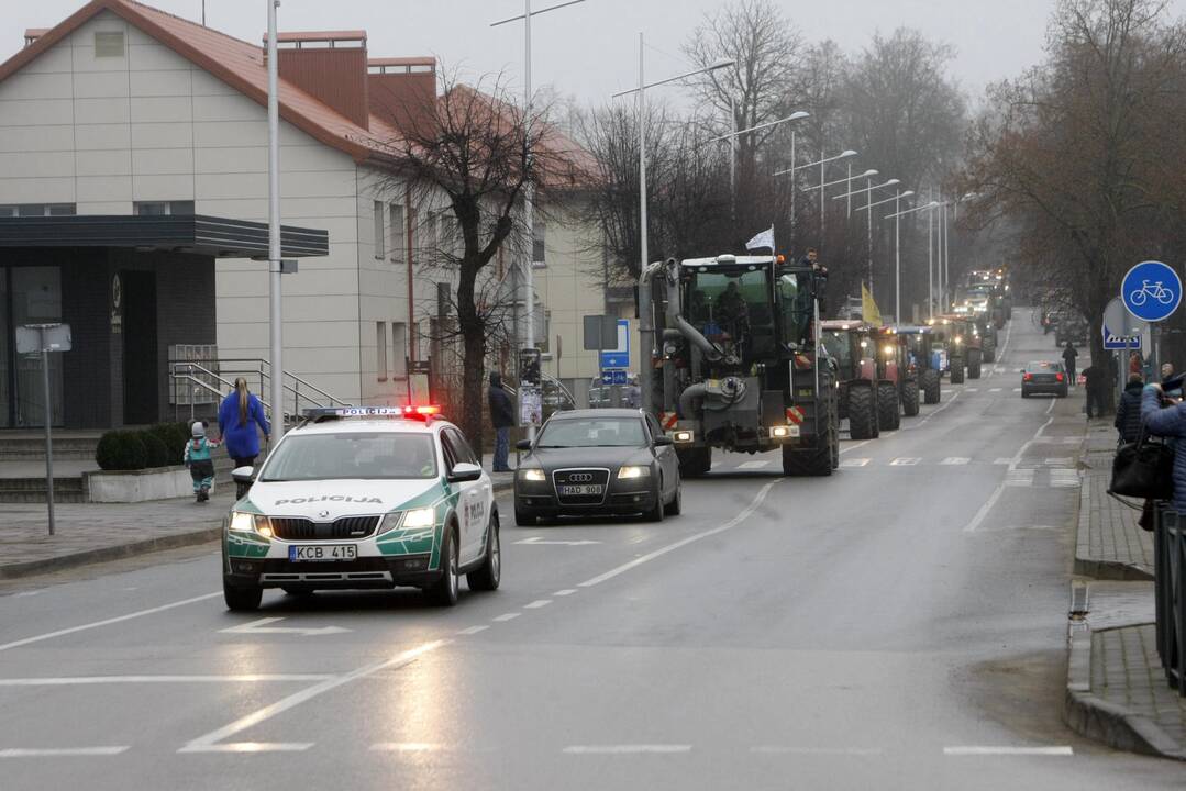 Pajūrio ūkininkai protestavo traktorių vilkstinėmis
