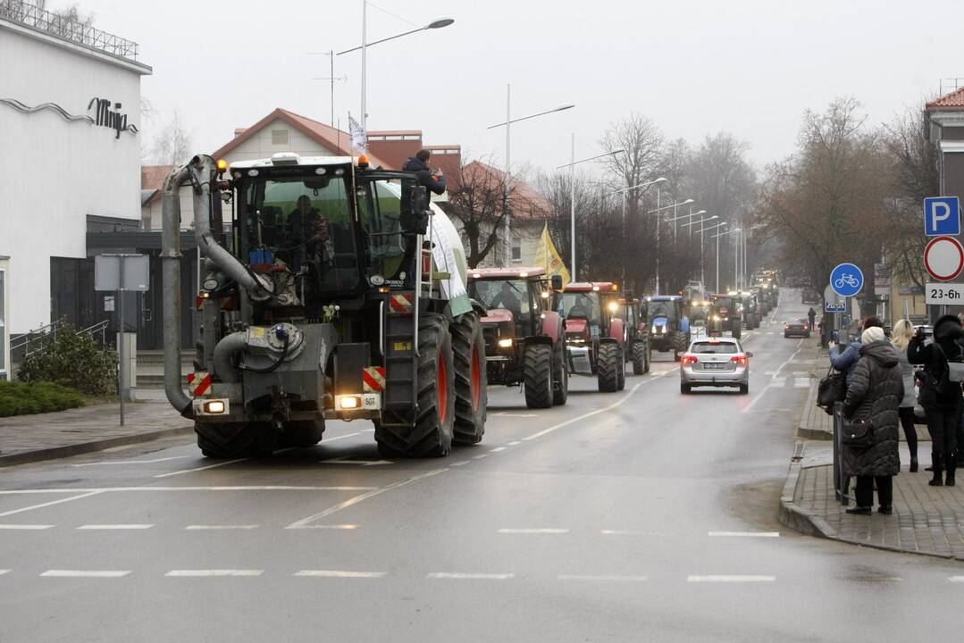 Pajūrio ūkininkai protestavo traktorių vilkstinėmis