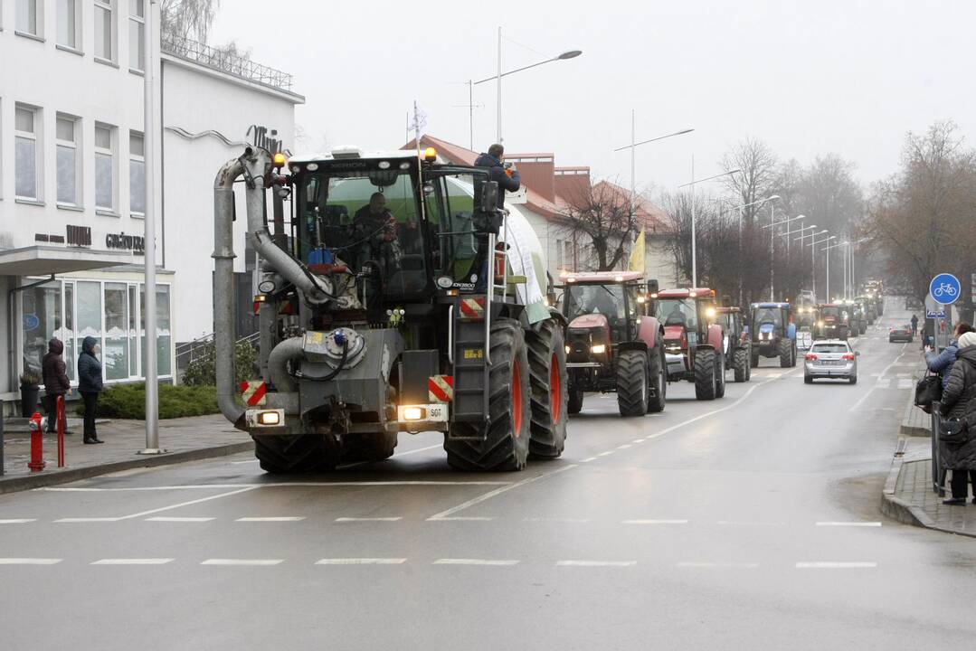 Pajūrio ūkininkai protestavo traktorių vilkstinėmis